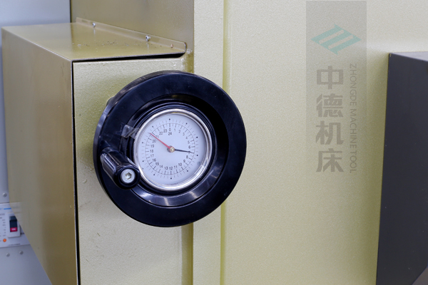 ZDG-832刀片間隙調(diào)節(jié)裝置，設(shè)置在機(jī)架前面，并有刻度顯示，調(diào)節(jié)方便.jpg