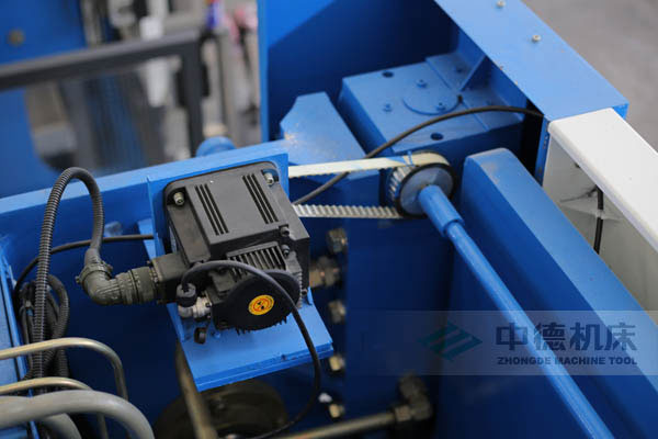 ZDPK-10032配有Y軸伺服定位功能，能精確有效提高Y軸精度，并使工作效率明顯提高